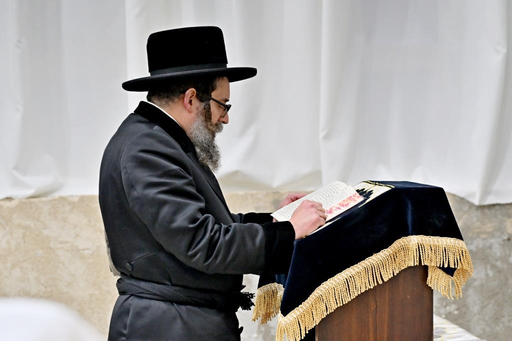 האדמו"ר מסקולען י-ם, בשיחה בביהמ"ד ספינקא בב"ש