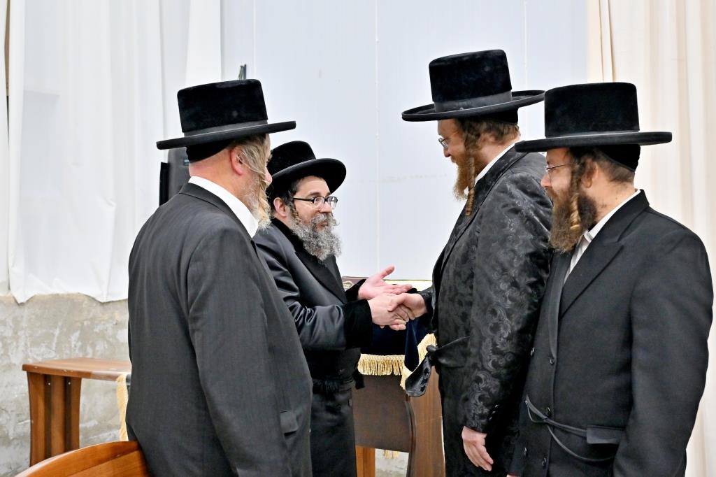 האדמו"ר מסקולען י-ם, בשיחה בביהמ"ד ספינקא בב"ש