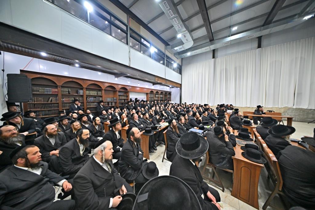 האדמו"ר מסקולען י-ם, בשיחה בביהמ"ד ספינקא בב"ש