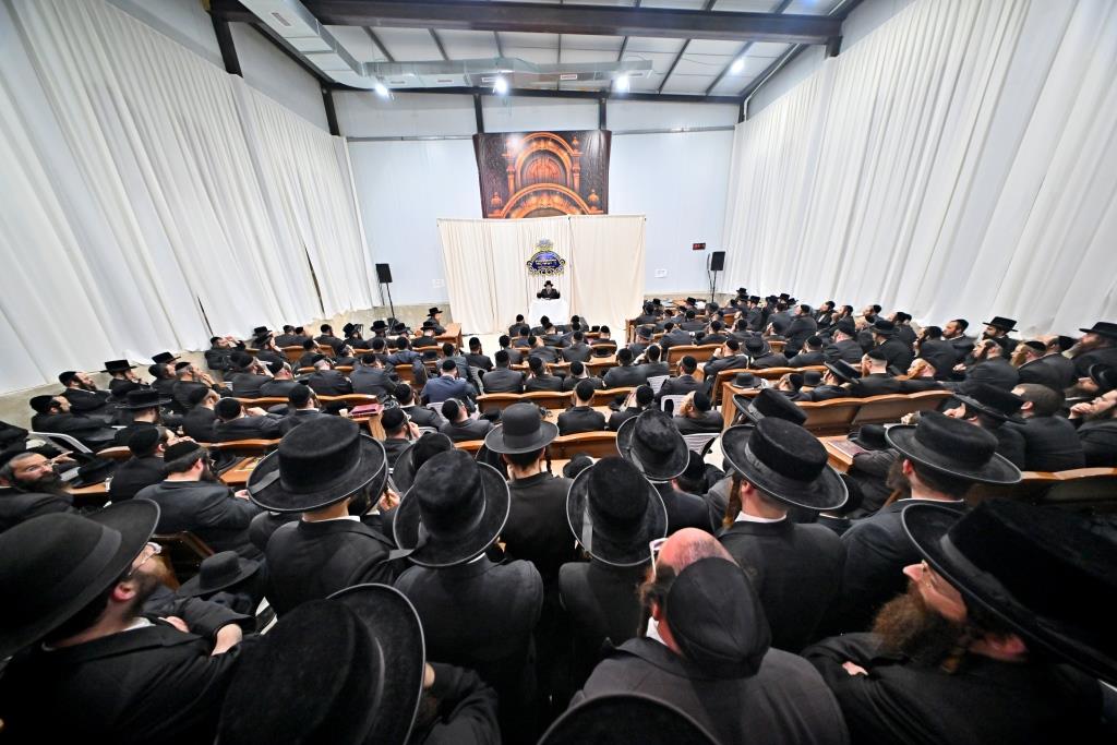 האדמו"ר מסקולען י-ם, בשיחה בביהמ"ד ספינקא בב"ש