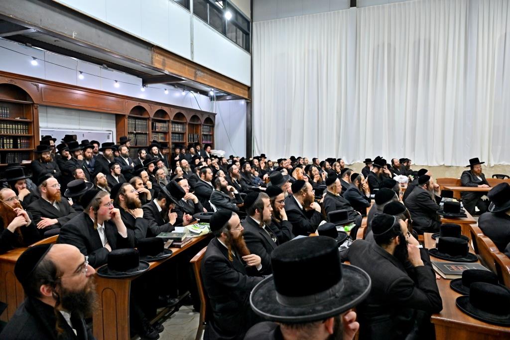 האדמו"ר מסקולען י-ם, בשיחה בביהמ"ד ספינקא בב"ש