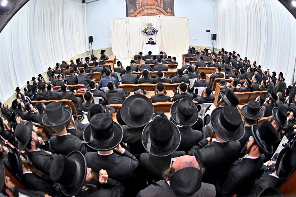 האדמו"ר מסקולען י-ם, בשיחה בביהמ"ד ספינקא בב"ש