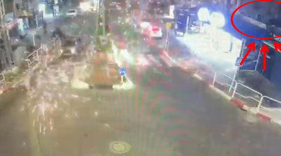 תיעוד חריג: חבורת צעירים הטריפה את הצועדים ברחוב בעיר הצפונית