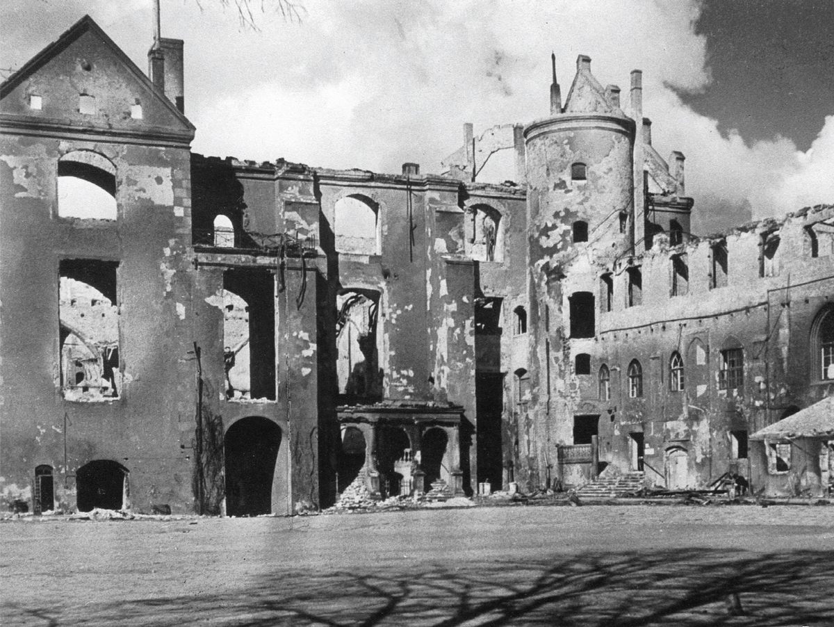 חלק מהטירה לאחר ההפצצות