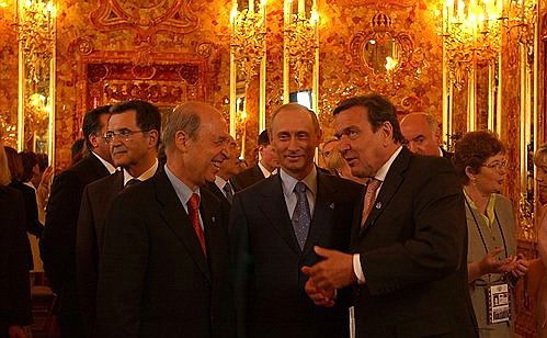 הנשיא פוטין עם ראש ממשלת יוון קונסטנטינוס סימיטיס וקנצלר גרמניה גרהרד שרודר (מימין) בחדר הענבר. ברקע, משמאל - נשיא הנציבות האירופית רומנו פרודי