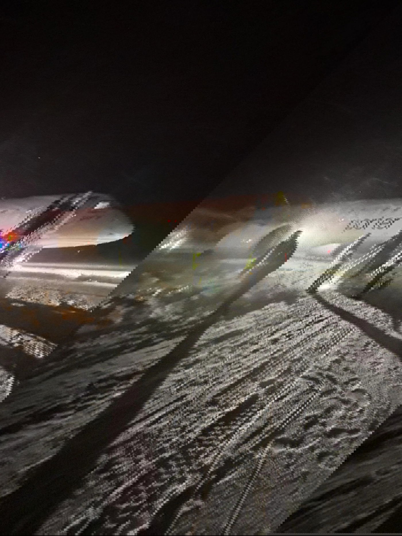 המטוס בלב השלג לאחר ההחלקה