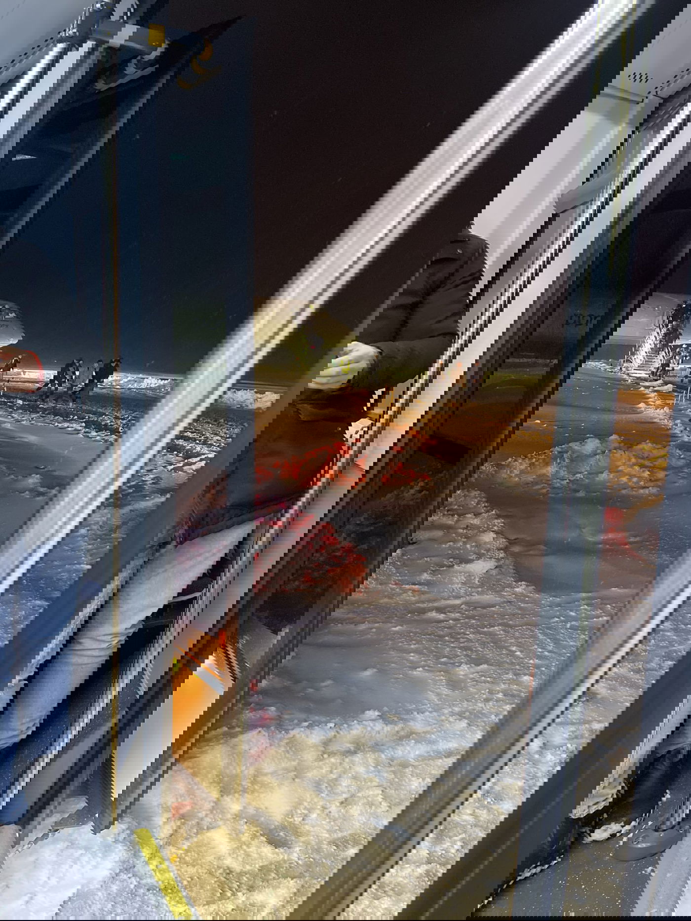 המטוס בלב השלג לאחר ההחלקה