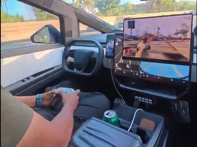 תיעוד ויראלי: נהג משחק בזמן נהיגה - אילון מאסק: "כן, עד סוף השנה"