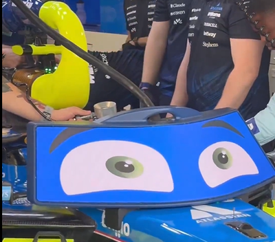 עיניים על המסלול: מכונית פורמולה 1 עם הבעה כבשה את המעריצים