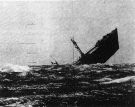 אוניית סוחר יפנית בשם Okuni Maru בזמן שהיא טובעת. לפי הכיתוב שמתחת לתמונה, האונייה טובעת בקצה האחורי שלה לאחר שהופצצה פעמיים על ידי הצוללת האמריקאית Barb בתאריך 31 באוגוסט 1944.