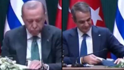 תיעוד וויראלי: הרגע המביך בו העניק הנשיא היווני 'מתנה' מוזרה לארדואן