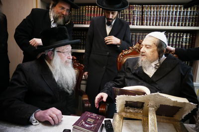 האדמו"ר מנדבורנה צפת אצל הגרי"מ שכטר