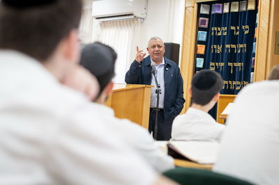 גדי אייזנקוט בביקור בישיבת ההסדר החרדית