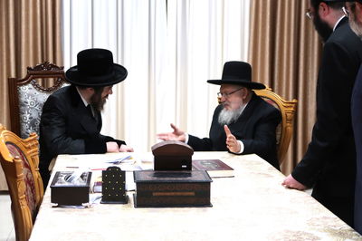 הגאון רבי מרדכי יוסף קורנווסקי בביקור אצל האדמו"ר מסאדיגורה