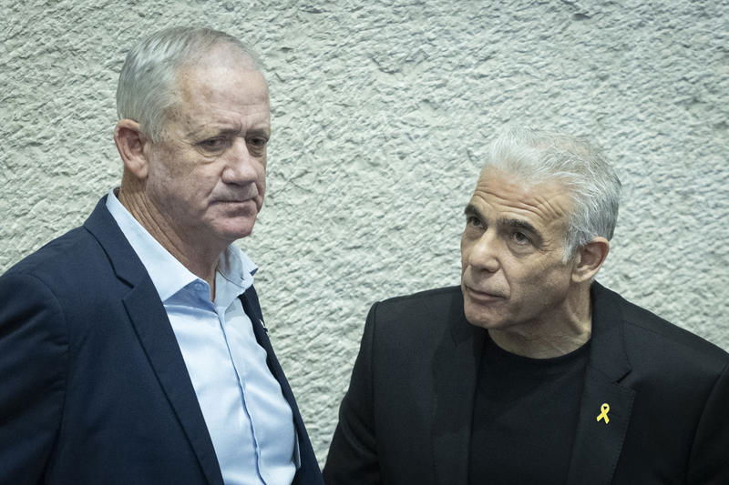 לפיד תקף בחריפות את ראשי מפלגות האופוזיציה; כך הגיב בני גנץ