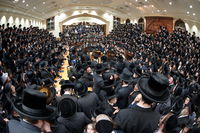 האדמו"ר מרחמסטריווקא בהכנסת ס"ת בלונדון