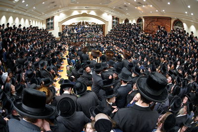 האדמו"ר מרחמסטריווקא בהכנסת ס"ת בלונדון