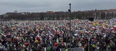 250,000 בני אדם ודגלי ישראל: הפגנה היסטורית בגרמניה נגד משטר האייתולות