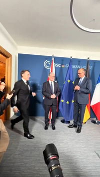 מביך: מקרון ניסה לקבל יחס ממרץ - שהתעלם וסיפר בדיחה לסטארמר