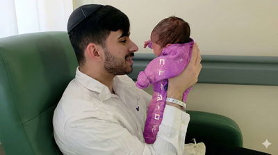 ישי שין חוגג את הולדת בתו הבכורה בסינגל חדש: "חידושים"