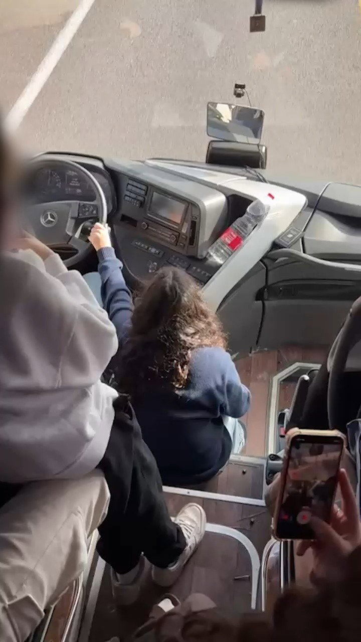 הילדים משחקים עם ההגה