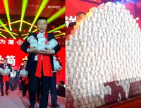 הבוס המצטיין | מנכ"ל סיני חילק הררי מזומנים על הבמה - ושיגע את הרשת