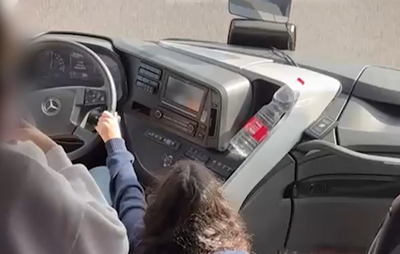 הזוי: נהג האוטובוס תועד נותן לילדים להחזיק את ההגה באמצע נסיעה | צפו