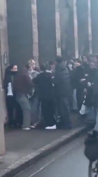 צרפת סוערת: שמאלנים רצחו פעיל ימין צעיר בלינץ' אכזר; כך הגיב הנשיא | תיעוד