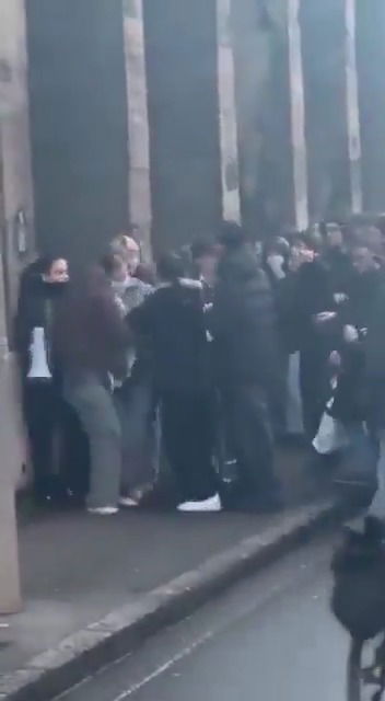 צרפת סוערת: שמאלנים רצחו פעיל ימין צעיר בלינץ' אכזר; כך הגיב הנשיא | תיעוד