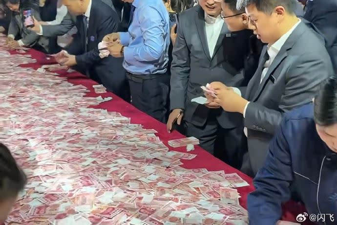 העובדים סופרים את הכסף