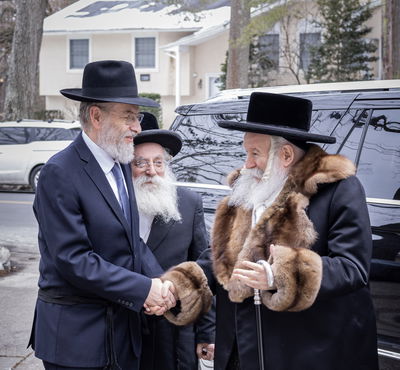 בשיא הכפור האמריקאי | האדמו"ר מבאבוב הופיע בהדרו בעיר התורה לייקווד 