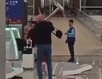 הנוסע מתפרע בשדה