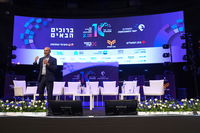 מנכ"ל בנק הפועלים נואם בכנס