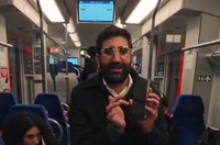 צפו: כתב 'כיכר השבת' נתפס כשהוא משכנע מצביעים ברכבת