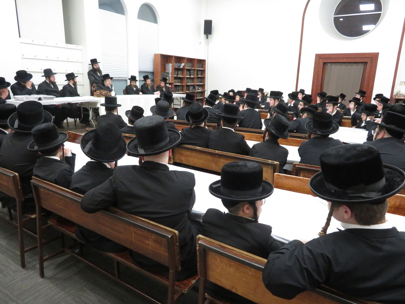 האדמו"ר מסקאליע בישיבת צאנז קלויזנבורג במונסי