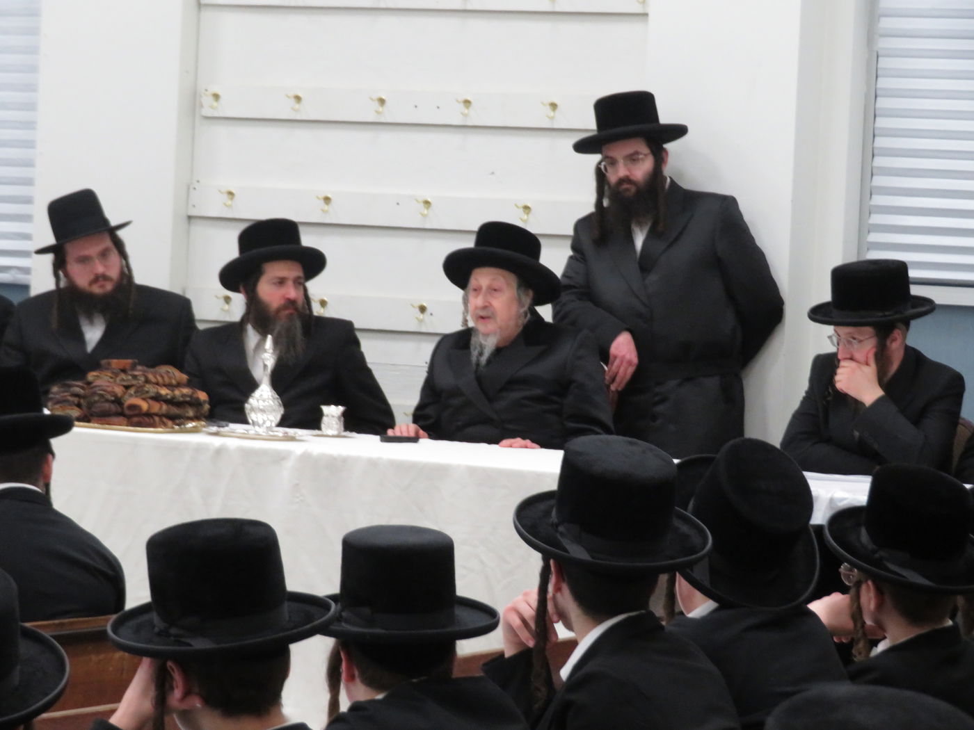 האדמו"ר מסקאליע בישיבת צאנז קלויזנבורג במונסי