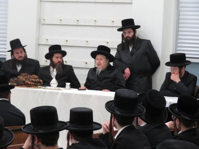 האדמו"ר מסקאליע בישיבת צאנז קלויזנבורג במונסי