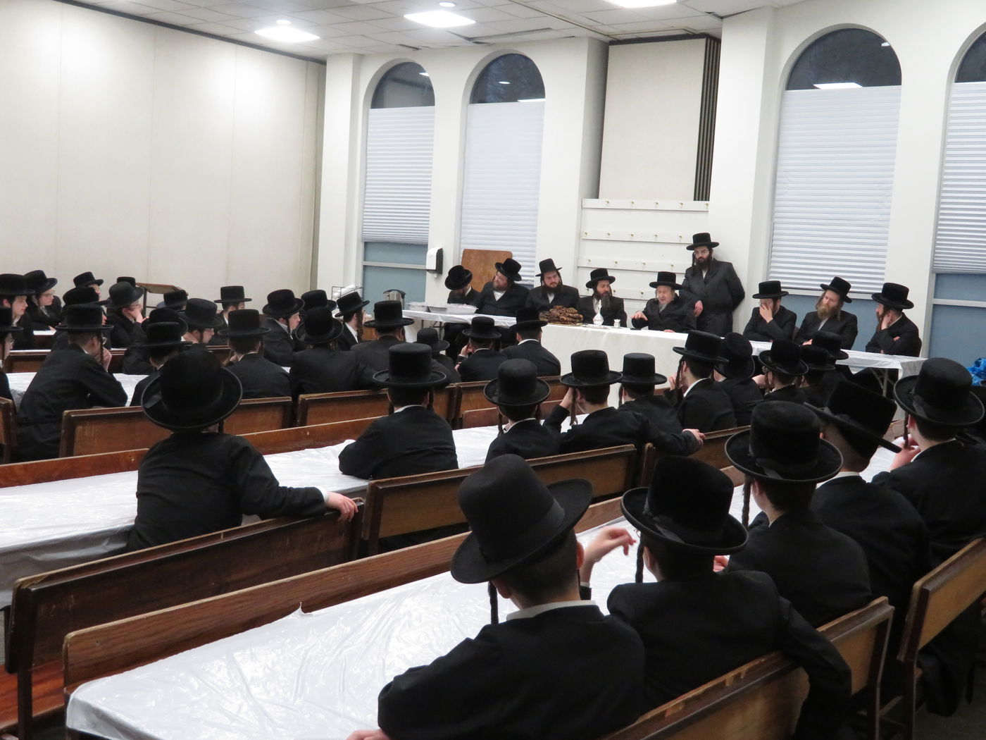 האדמו"ר מסקאליע בישיבת צאנז קלויזנבורג במונסי