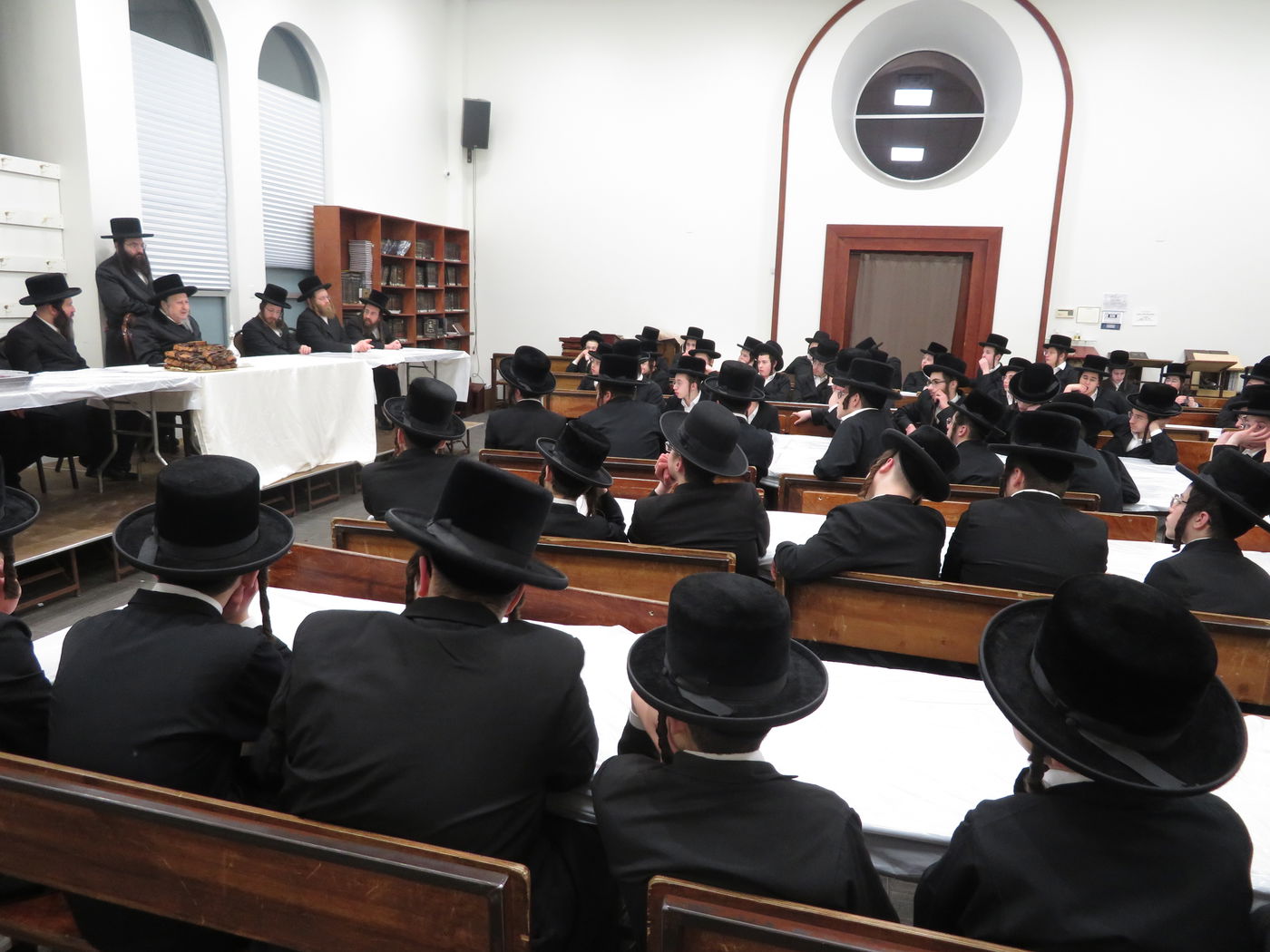 האדמו"ר מסקאליע בישיבת צאנז קלויזנבורג במונסי