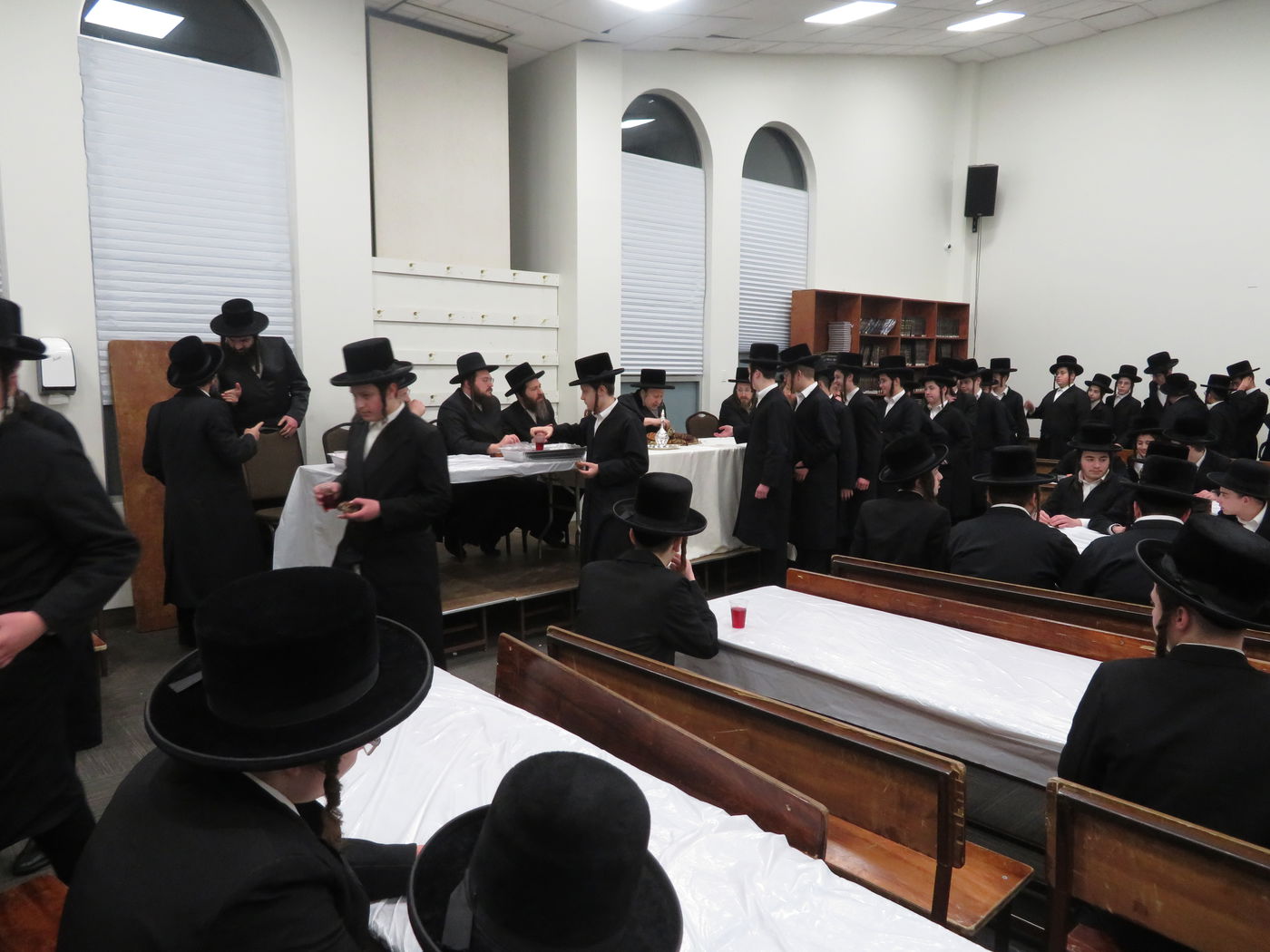 האדמו"ר מסקאליע בישיבת צאנז קלויזנבורג במונסי