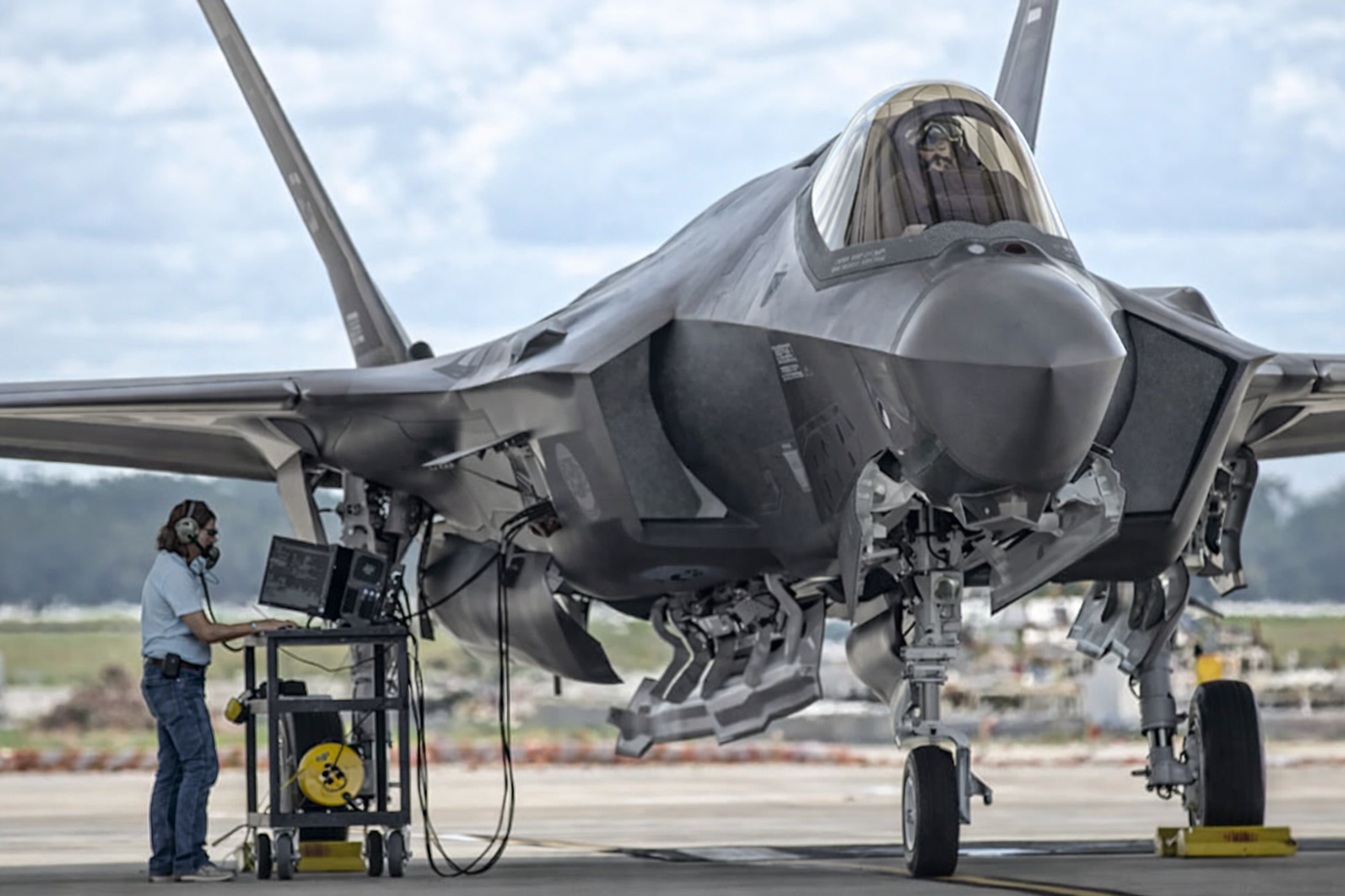 מטוס קרב מהדור החמישי, ה-F-35B Lightning II, במהלך סדרת בדיקות מערכת על הקרקע.