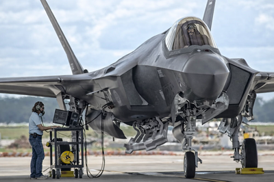 מטוס קרב מהדור החמישי, ה-F-35B Lightning II, במהלך סדרת בדיקות מערכת על הקרקע.