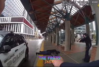 תיעוד מפחיד: הזמין משטרה על אירוע שווא - והתנפל על השוטרים עם סכין