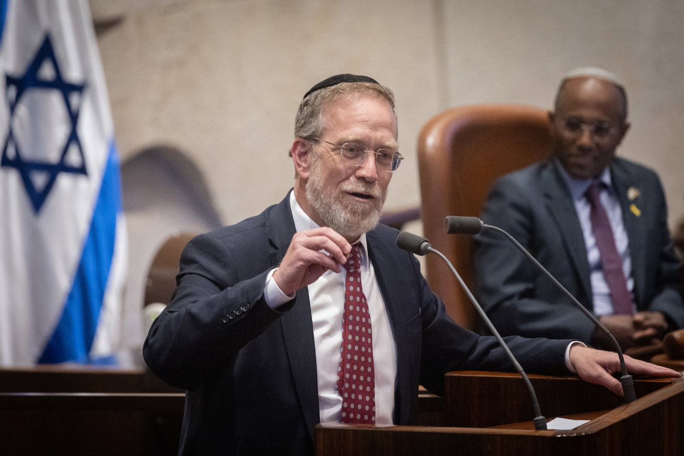 "שתיקתך בלתי מובנת": פינדרוס לנשיא הרצוג על רדיפת בני הישיבות