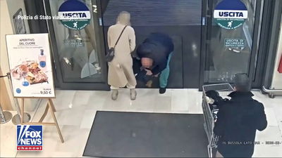 תיעוד מחריד מאיטליה: גבר חטף פעוטה מידי אימו בכניסה לסופרמרקט
