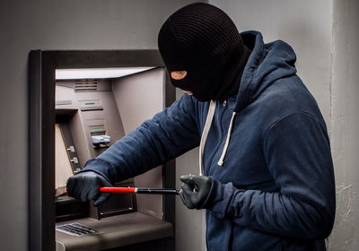 לא בשביל כסף: המשטרה הוזעקה לשוד בנק וגילתה "פושע" בלתי מזיק