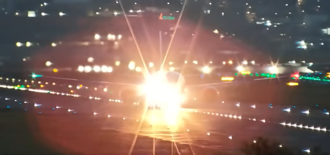 אש מהבלמים וצמיגים קרועים: כשמטוס החל בהמראה - ולפתע בלם באגרסיביות