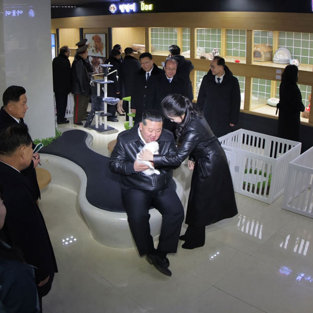 תמונה נדירה: הרודן הגיע לחנוך יחידות דיור...וליטף גור כלבים