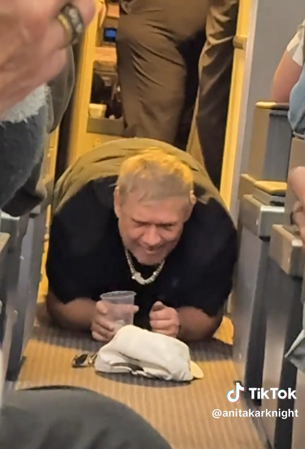 הנוסע המופרע זוחל בין המושבים