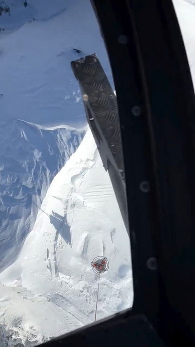 תיעוד מיוחד: מסוק בצרפת גרר מפולת שלגים יזומה באמצעות פיצוץ